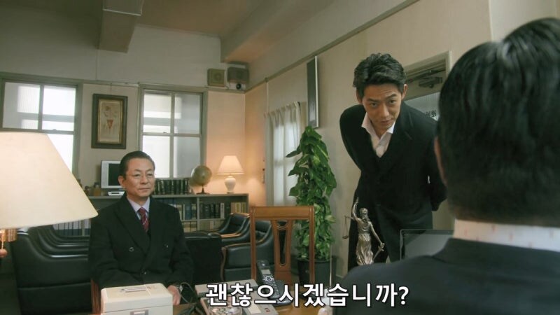 탈주한 연쇄살인범을 변호하던 변호사를 겁박하는 경찰관_11.jpg