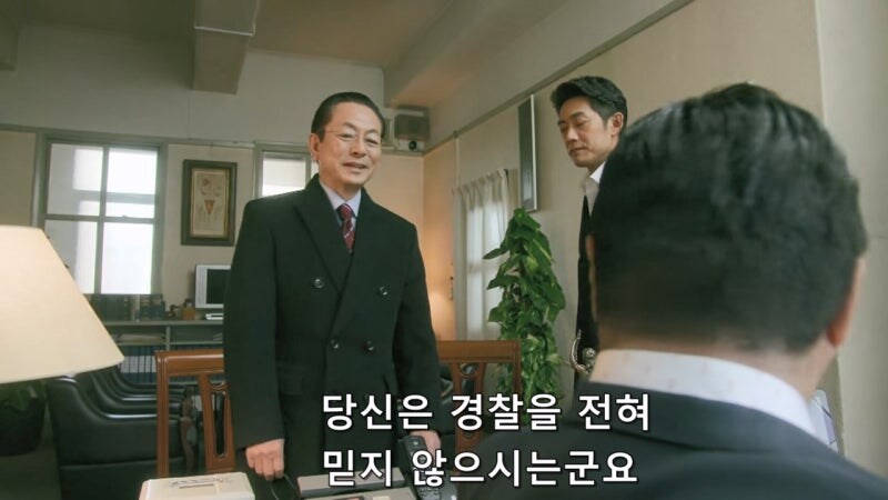 탈주한 연쇄살인범을 변호하던 변호사를 겁박하는 경찰관_14.jpg