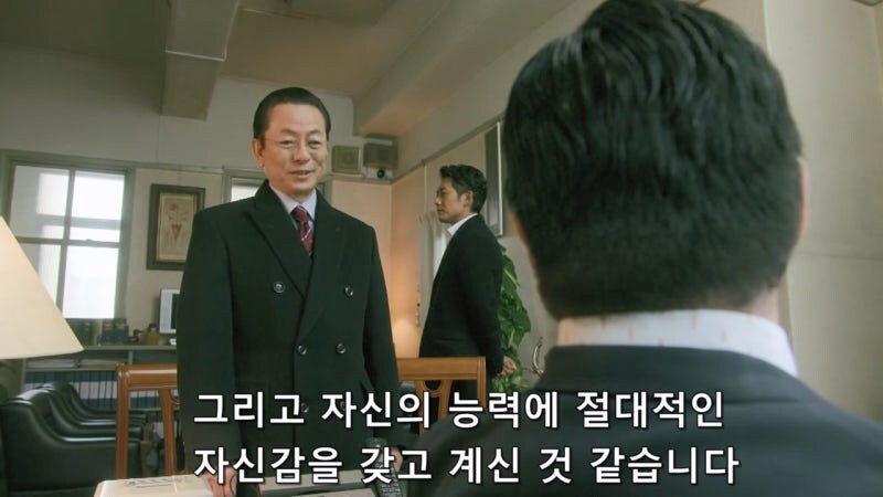 탈주한 연쇄살인범을 변호하던 변호사를 겁박하는 경찰관_15.jpg