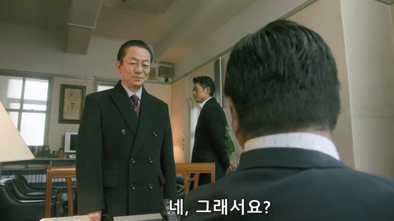 탈주한 연쇄살인범을 변호하던 변호사를 겁박하는 경찰관_16.jpg