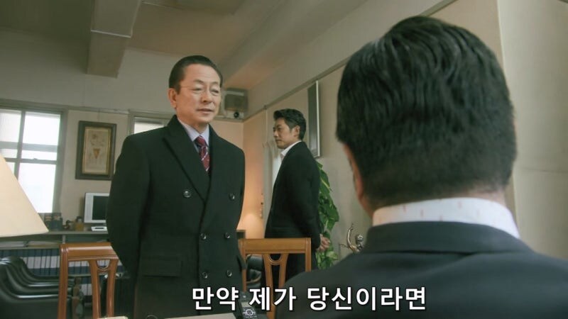 탈주한 연쇄살인범을 변호하던 변호사를 겁박하는 경찰관_17.jpg