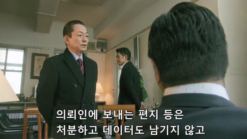 탈주한 연쇄살인범을 변호하던 변호사를 겁박하는 경찰관_18.jpg