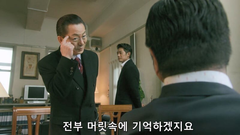 탈주한 연쇄살인범을 변호하던 변호사를 겁박하는 경찰관_19.jpg