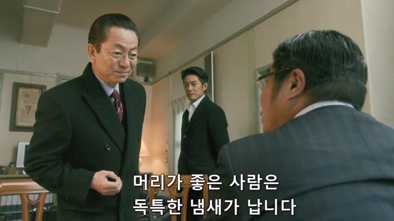 탈주한 연쇄살인범을 변호하던 변호사를 겁박하는 경찰관_20.jpg