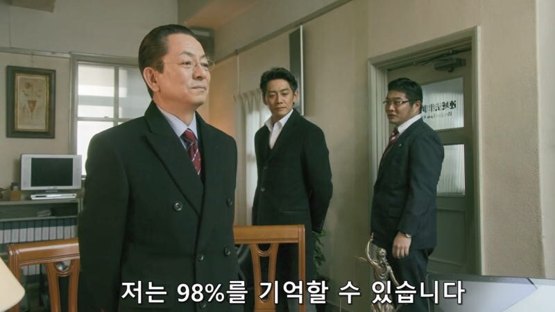 탈주한 연쇄살인범을 변호하던 변호사를 겁박하는 경찰관_23.jpg