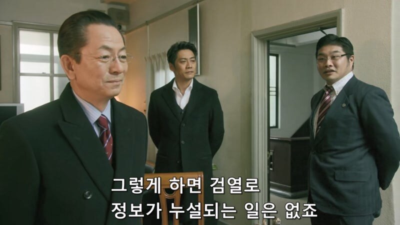 탈주한 연쇄살인범을 변호하던 변호사를 겁박하는 경찰관_25.jpg