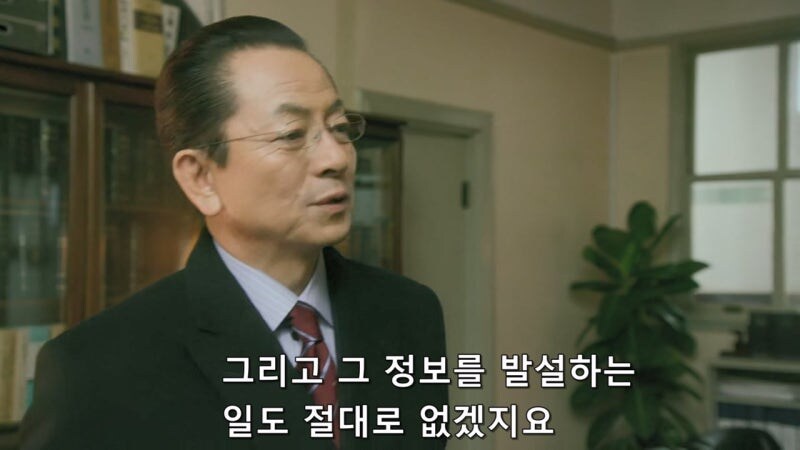 탈주한 연쇄살인범을 변호하던 변호사를 겁박하는 경찰관_26.jpg