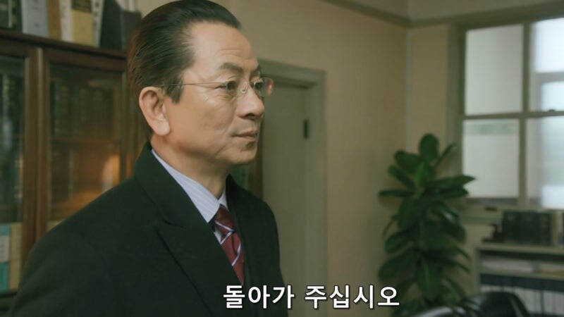 탈주한 연쇄살인범을 변호하던 변호사를 겁박하는 경찰관_28.jpg