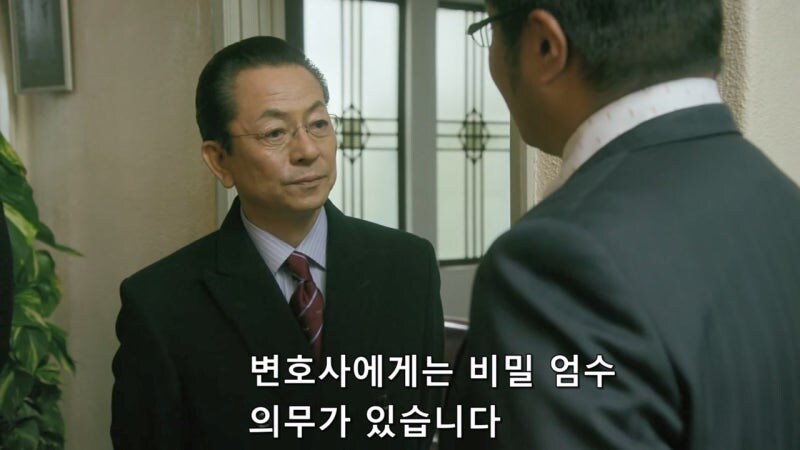 탈주한 연쇄살인범을 변호하던 변호사를 겁박하는 경찰관_32.jpg