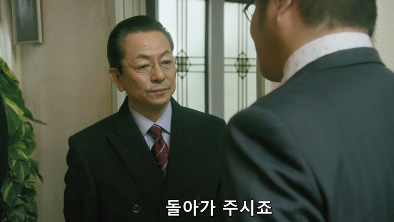 탈주한 연쇄살인범을 변호하던 변호사를 겁박하는 경찰관_33.jpg