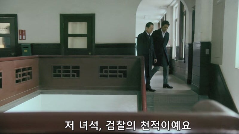 탈주한 연쇄살인범을 변호하던 변호사를 겁박하는 경찰관_36.jpg