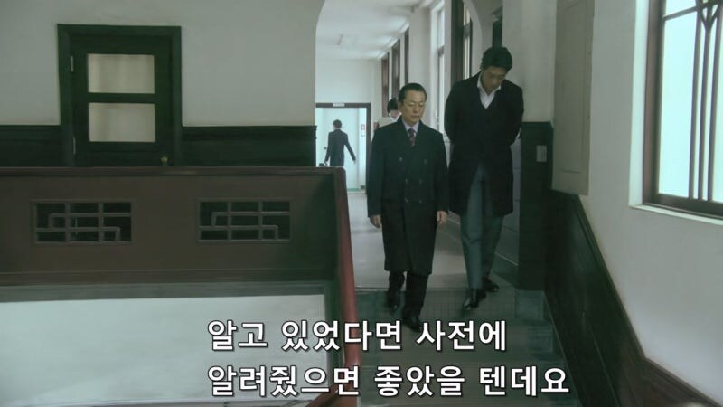탈주한 연쇄살인범을 변호하던 변호사를 겁박하는 경찰관_37.jpg