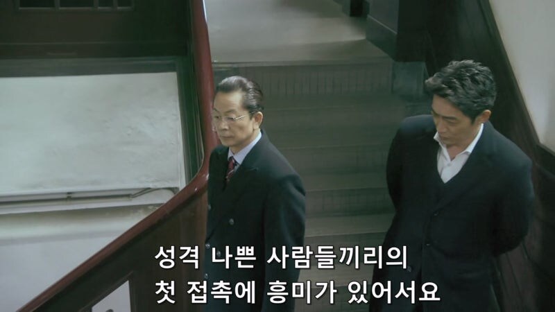 탈주한 연쇄살인범을 변호하던 변호사를 겁박하는 경찰관_38.jpg
