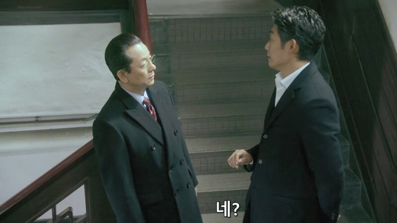 탈주한 연쇄살인범을 변호하던 변호사를 겁박하는 경찰관_39.jpg