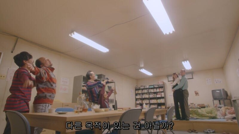 남극에서 조난당한 여자를 주워버린 남극기지 대원들_32.jpg