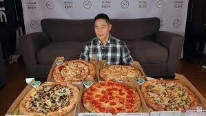 피자 먹방을 하는 외국인_1.jpg