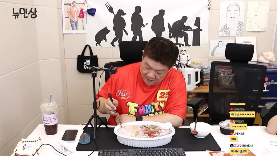 유민상형 뒷배경 왜케 웃기냐..._1.png