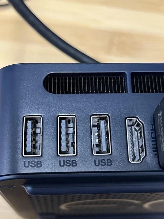 인간의 악의가 담긴 USB 배치_1.webp