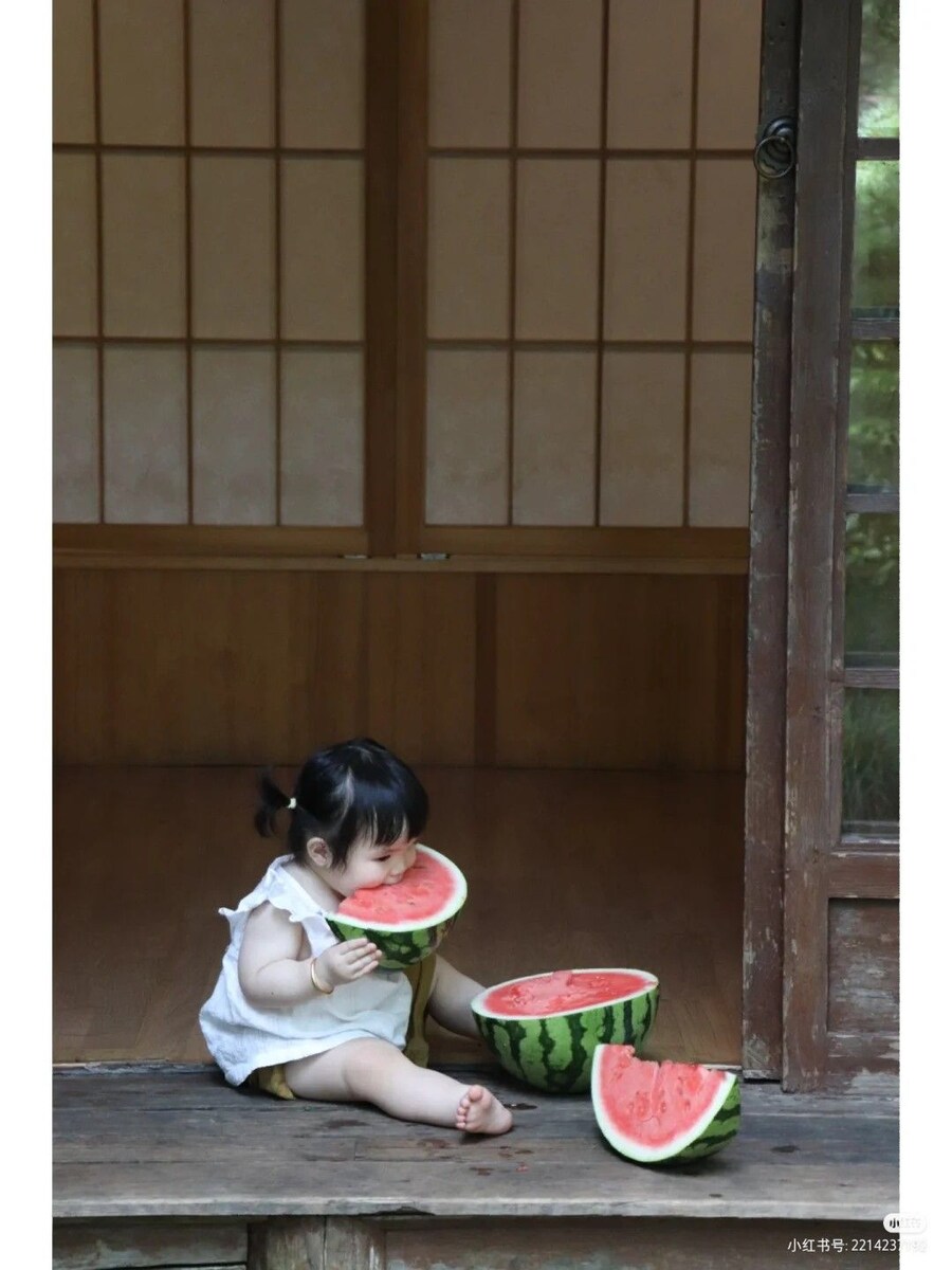 그저 커여운 애기가 수박을 먹을 뿐인 짤_1.jpg