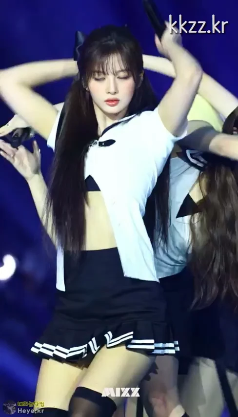 호불호 갈리는 복장 gif_3.webp