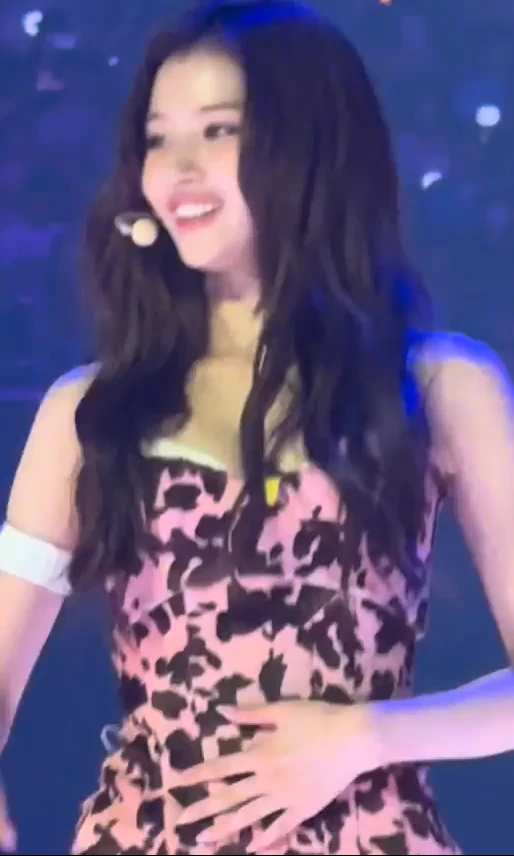 열도의 혀 내미는 누나 gif_1.webp