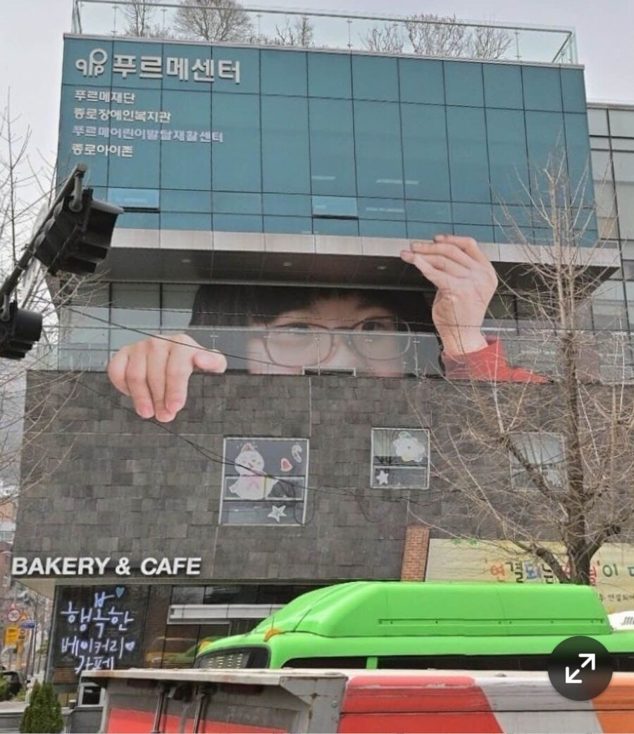 청와대앞에 초대형거인 있다_1.jpg