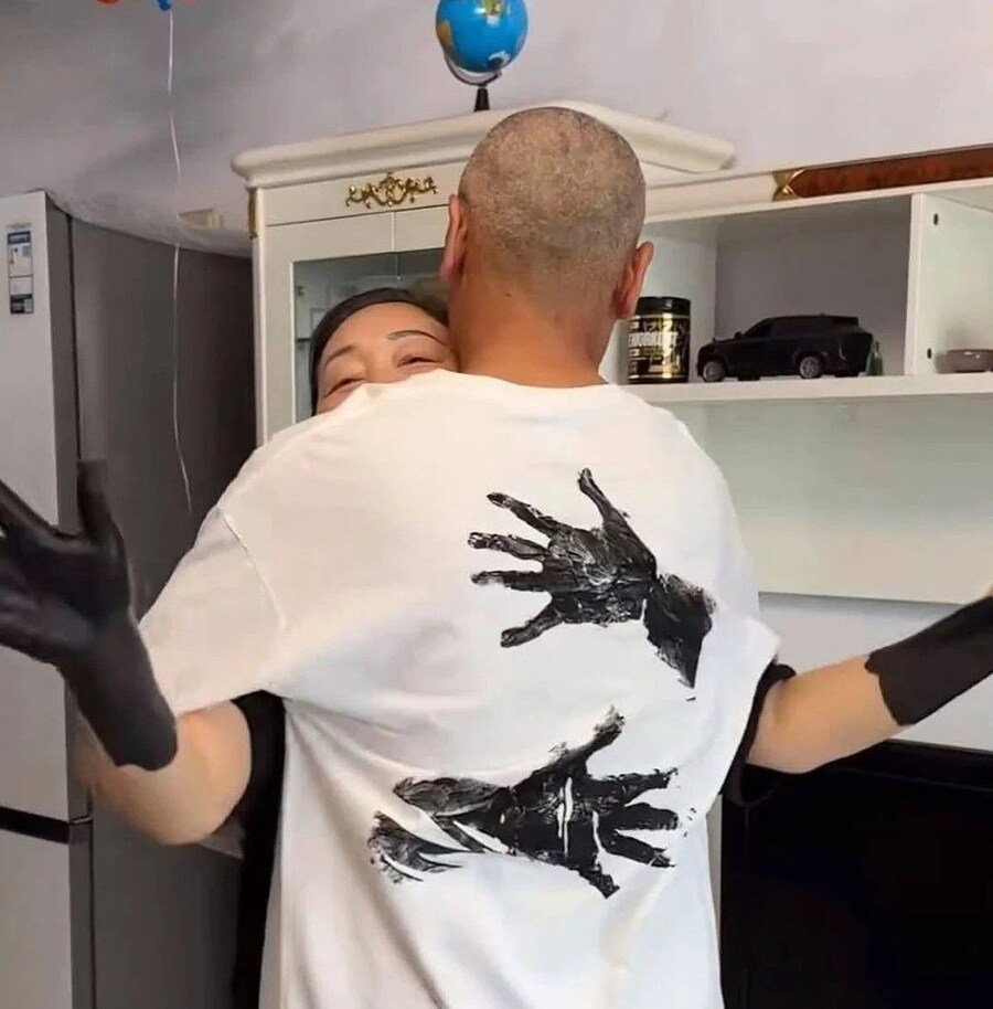 서로 옷에 손자국 남겨주는 부부_3.jpg