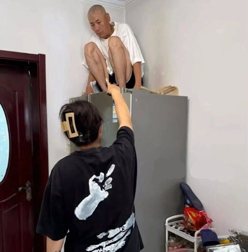서로 옷에 손자국 남겨주는 부부_4.jpg