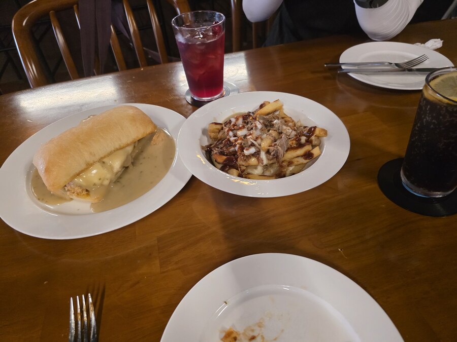 푸틴이랑 수제버거 샌드위치 존맛이네_1.jpg