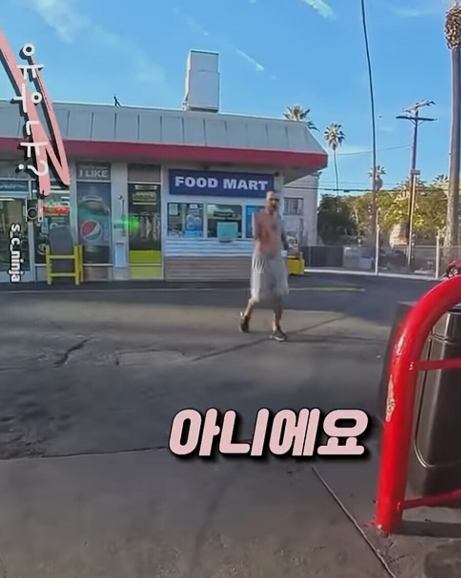 오토바이 기름넣는데 다가오는 남자_5.jpg