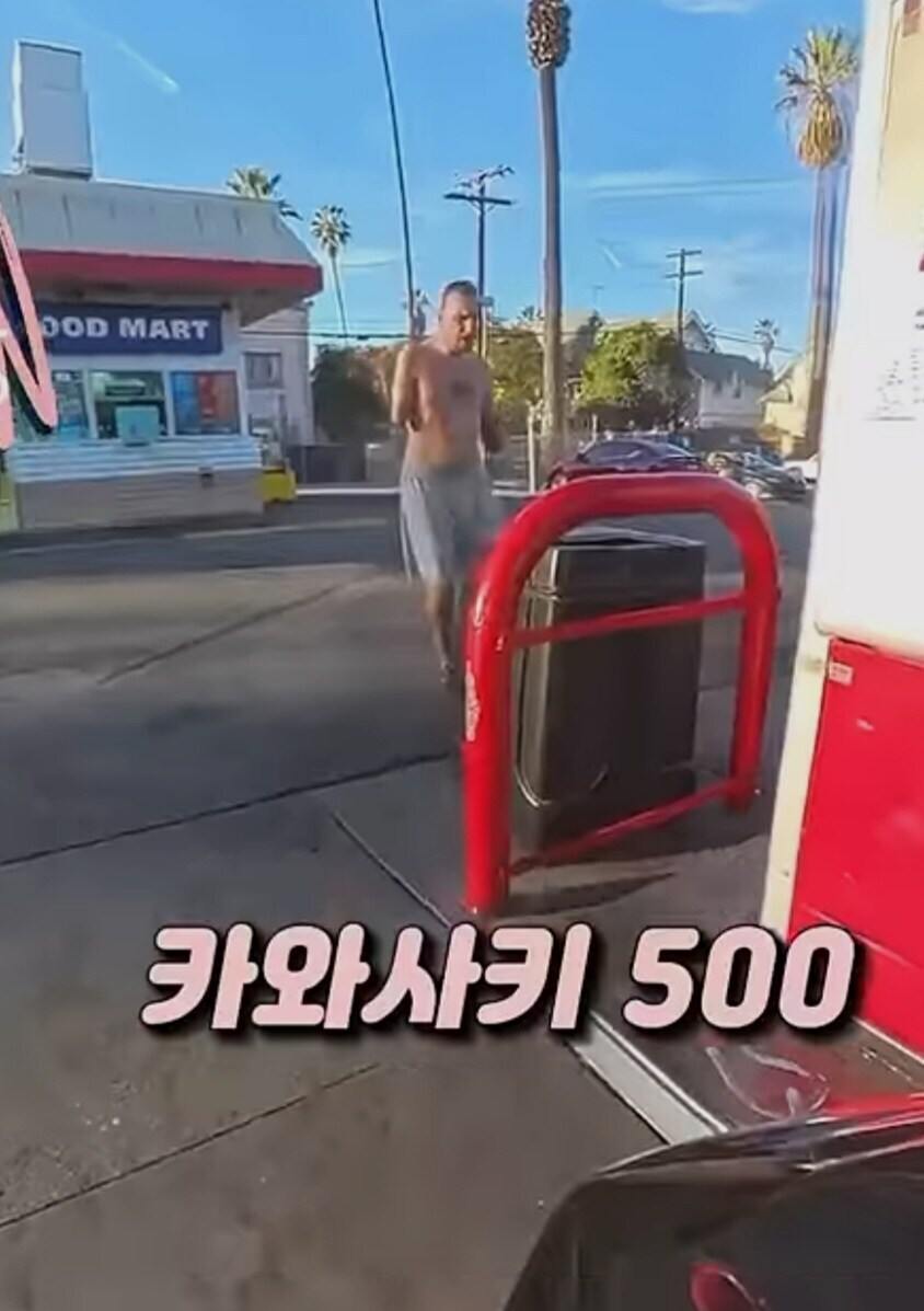 오토바이 기름넣는데 다가오는 남자_7.jpg
