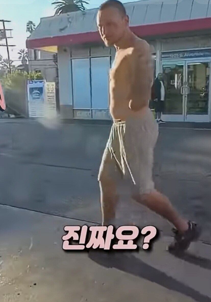 오토바이 기름넣는데 다가오는 남자_11.jpg