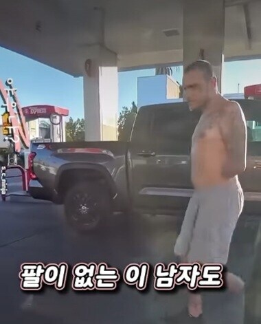 오토바이 기름넣는데 다가오는 남자_13.jpg