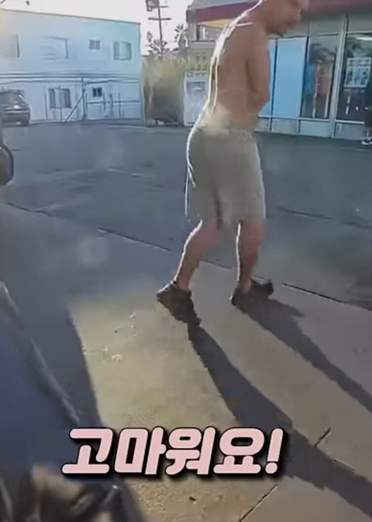 오토바이 기름넣는데 다가오는 남자_17.jpg