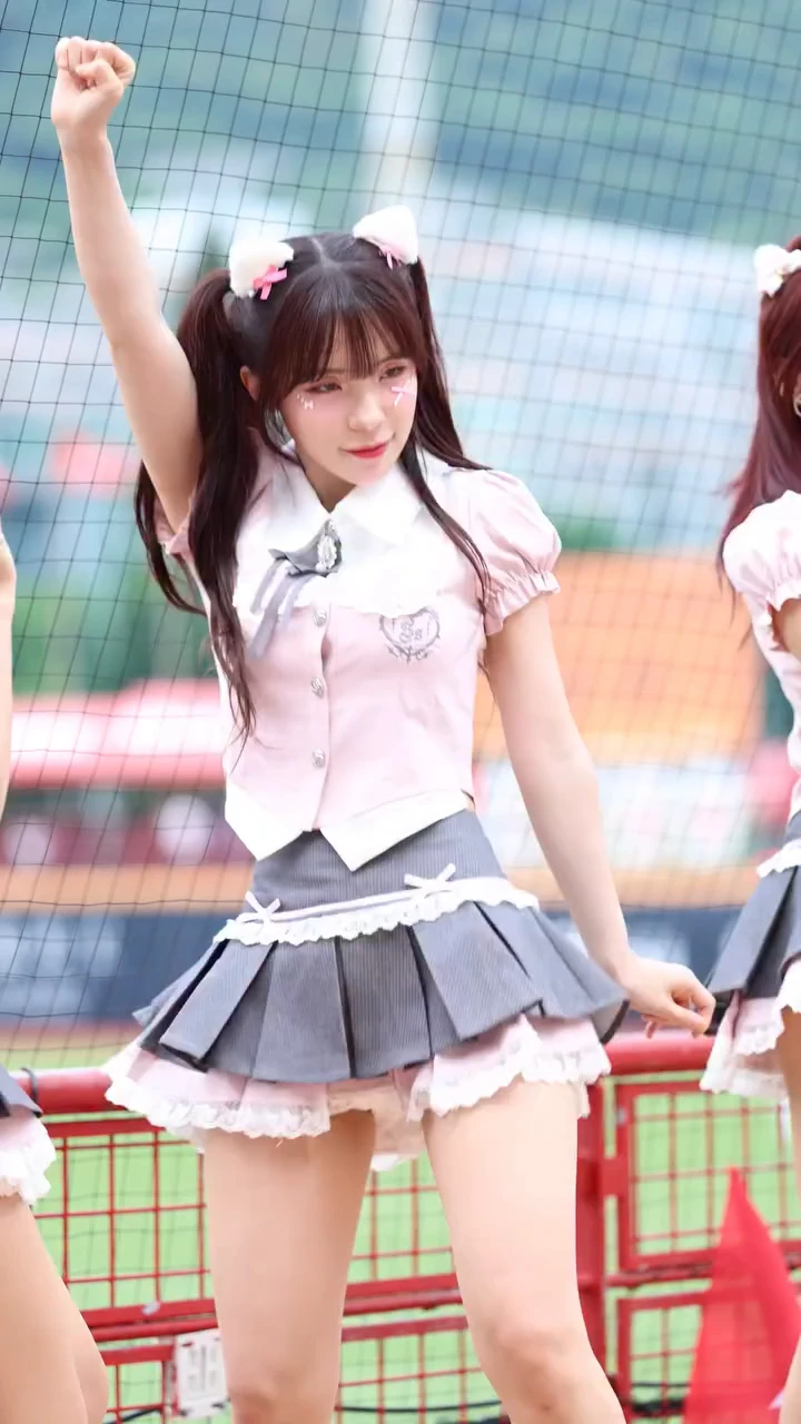 호불호 갈리는 치어리더 복장 gif_1.webp