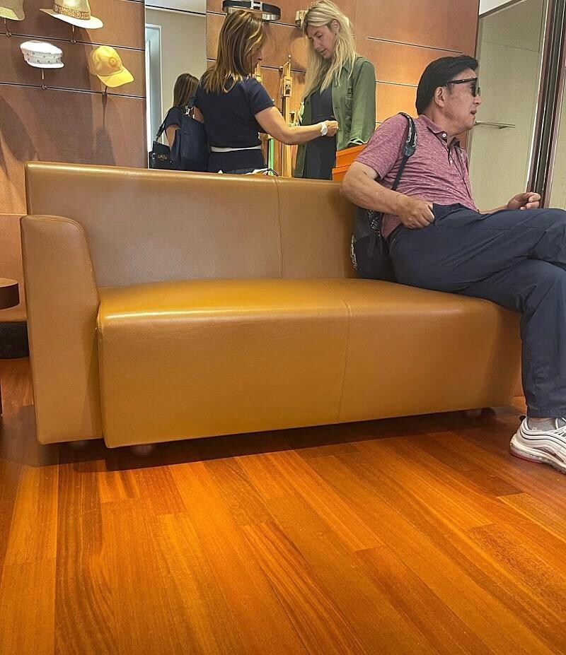 에르메스 매장에 찍힌 남편들_10.jpg
