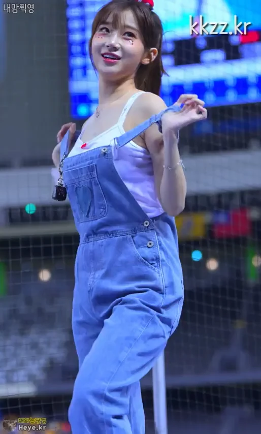 호불호 갈리는 치어리더 복장 gif_2.webp