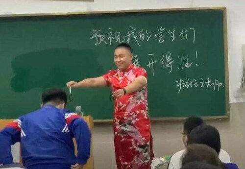 중국에는 치파오 입은 선생님이 가르치면 수능 잘본다는 속설이 있다_1.jpg