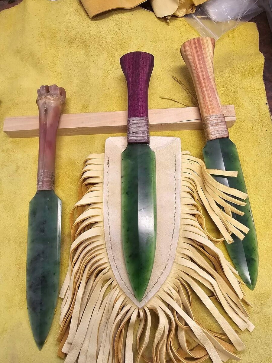 찌르면 옥소리 나는 단검_2.jpg