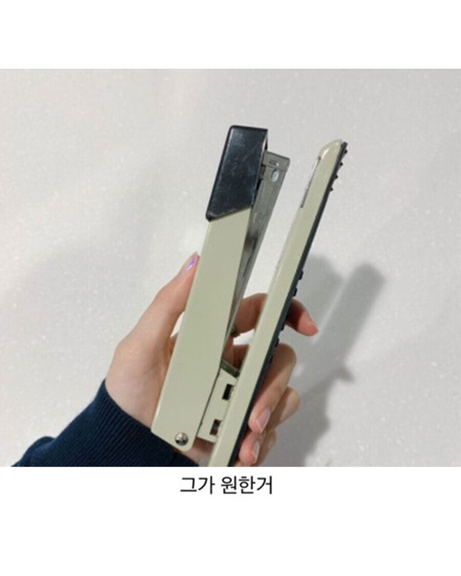 손 크다고 자랑하는 여직원_2.jpg