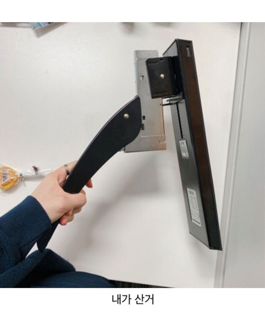 손 크다고 자랑하는 여직원_3.jpg