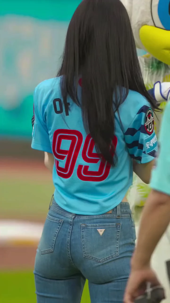 호불호 갈리는 바지 gif_1.webp