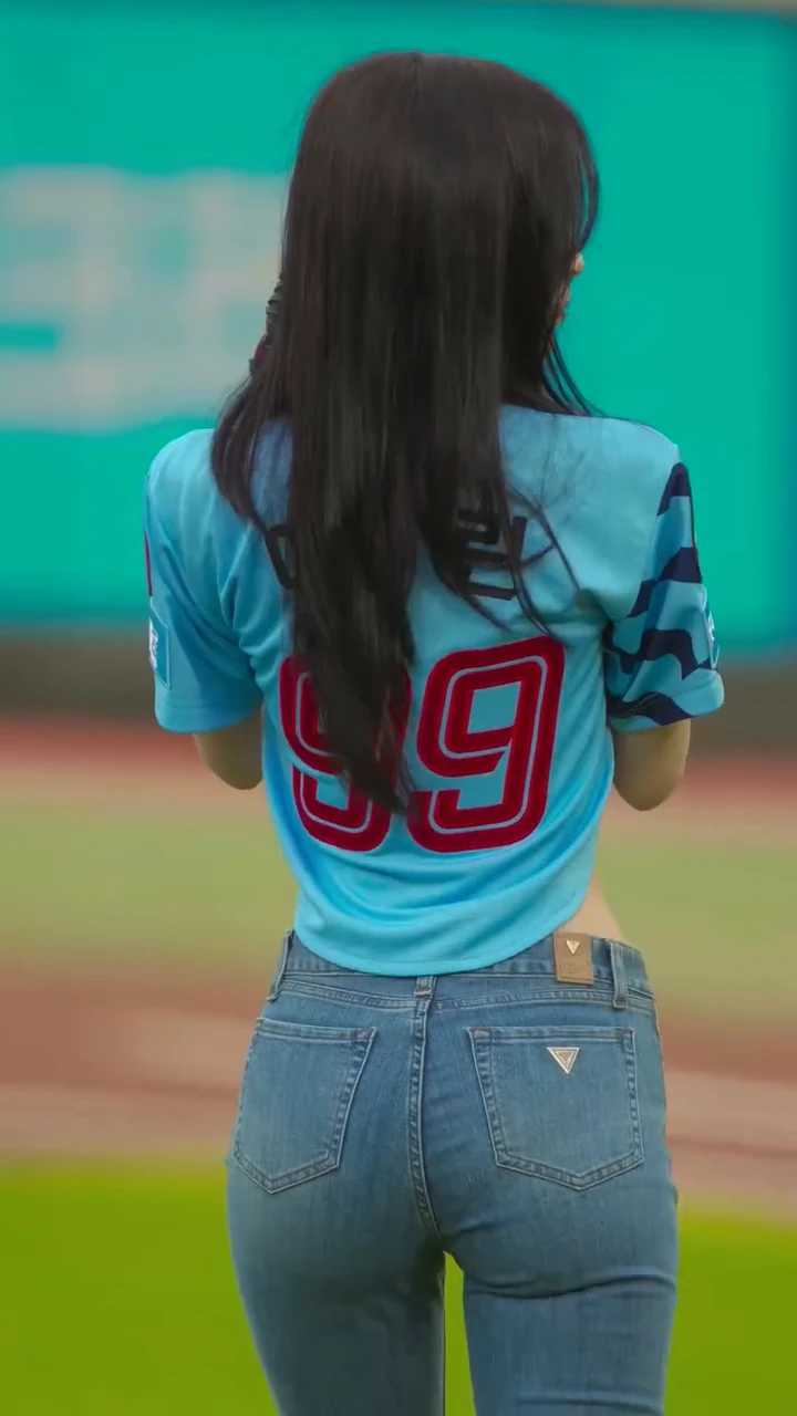 호불호 갈리는 바지 gif_2.webp
