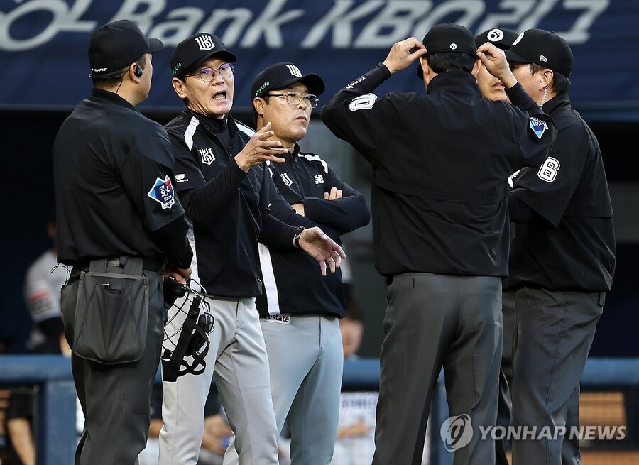 야구도 비디오 판독 들어와서 심판들_1.jpg