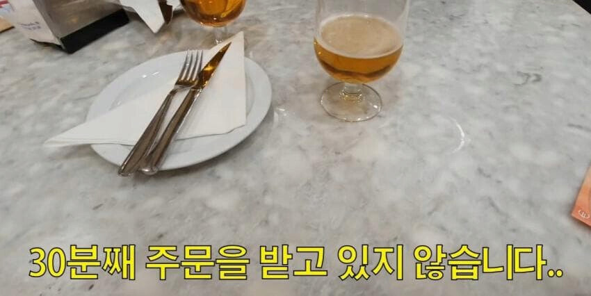 유럽에서 인종차별을 역이용 하는법.jpg_2.jpg