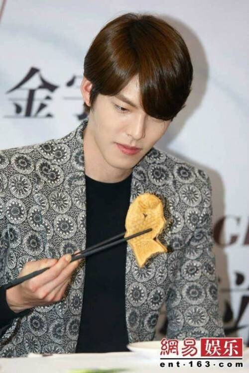 +25강 붕어빵 먹는 김우빈_2.jpg