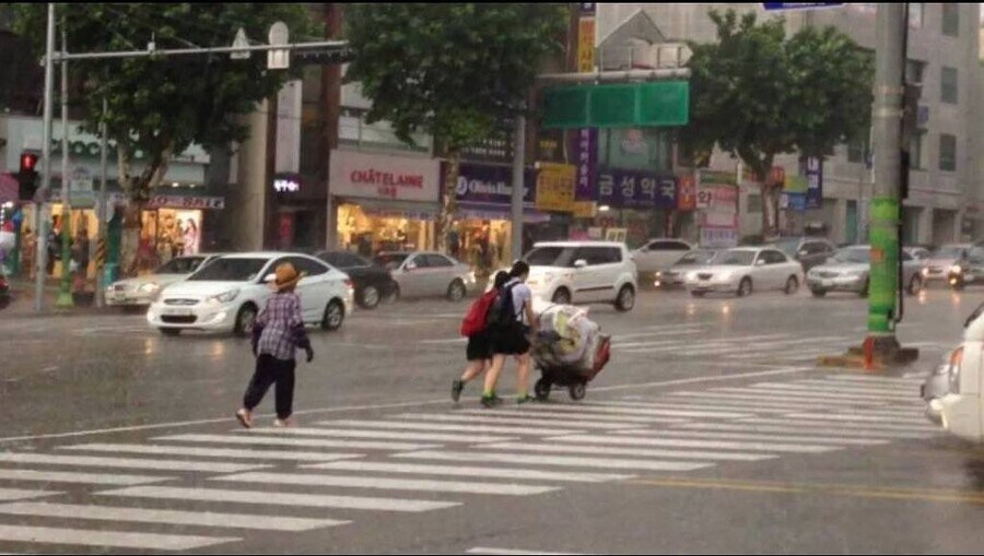 큭큭 힘없는 할머니는 가만히 있으시라구_1.jpg