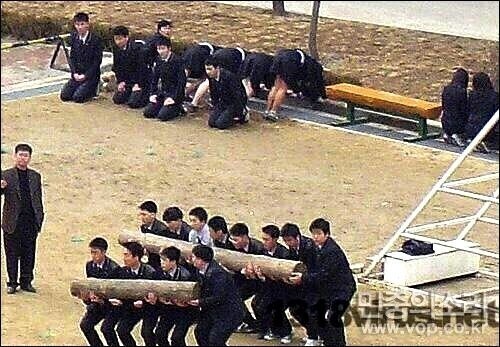 교권이 강성하던 옛날 학교모습_4.jpg