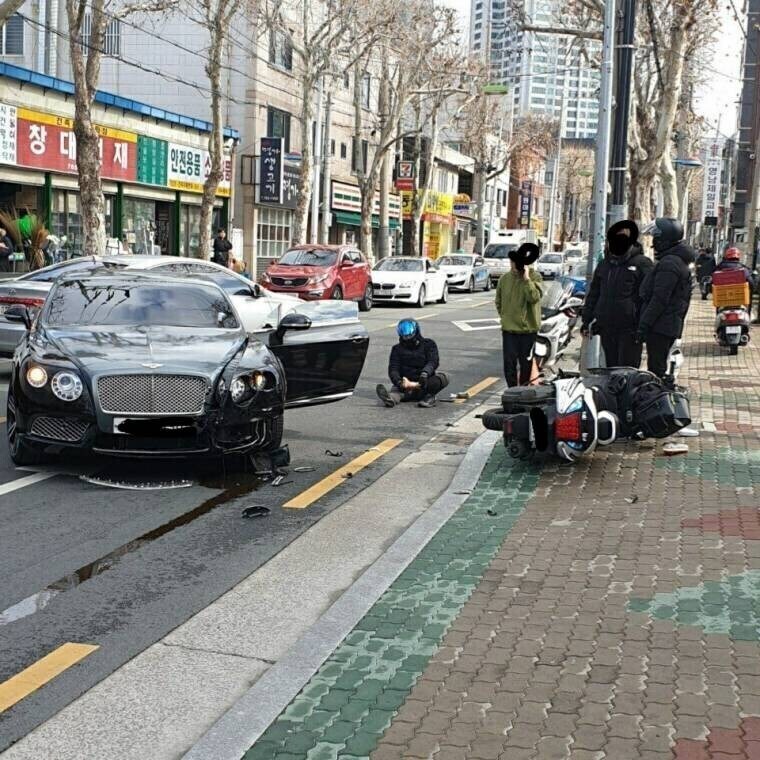 자동차랑 사고난 배달기사_1.jpg