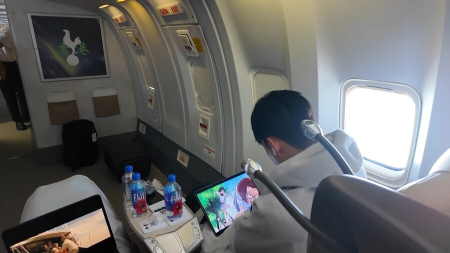 머리에 호스꼽힌채로 강제로 블리치 주입당하는 손흥민_1.jpg